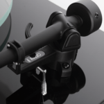 Rega-Planar-2-Detail-RB220-Tonearm-01-Black-Matte