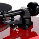 Rega-Planar-2-Detail-RB220-Tonearm-01-Red