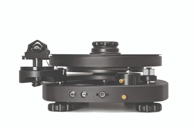 Rear panel with RCA phono outputs and the speed control input